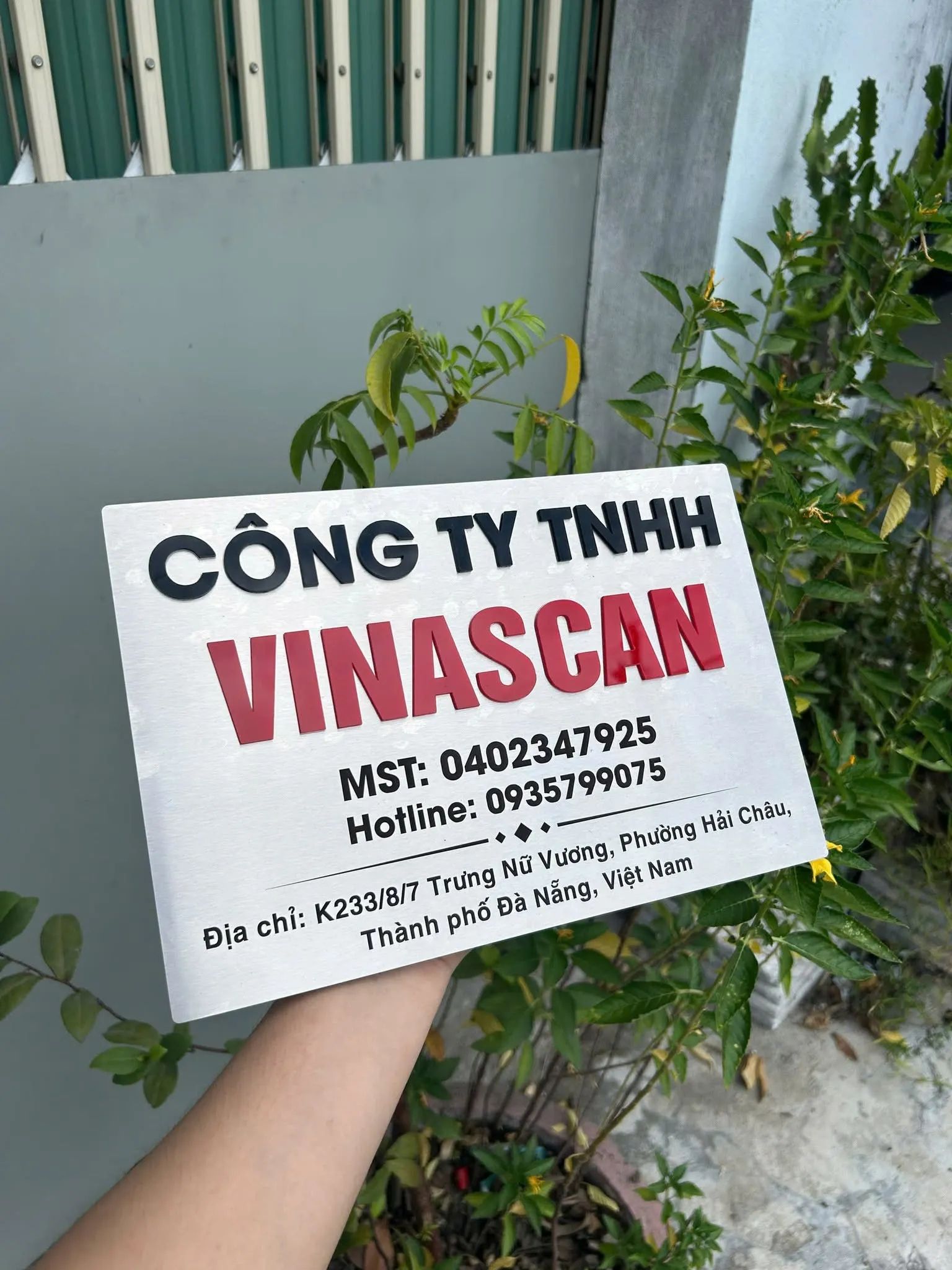 Bảng hiệu công ty inox bạc xước chữ nổi 3D Bảng hiệu công ty inox bạc xước chữ nổi 3D treo ngoài trời