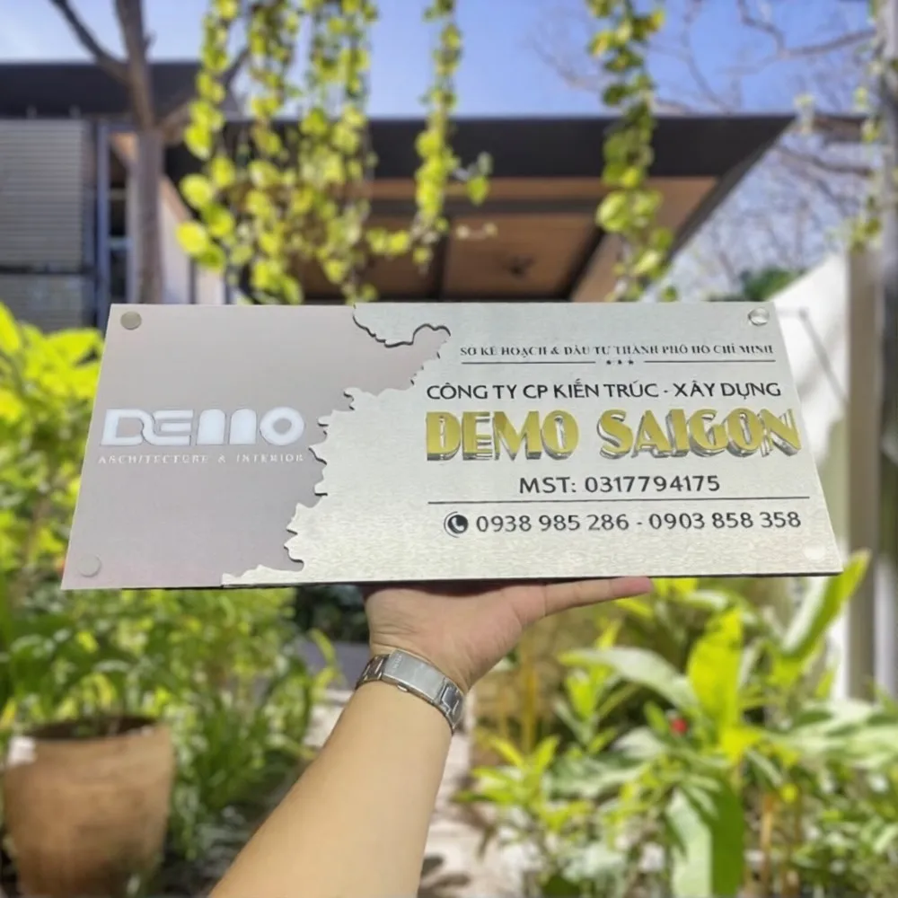 Bảng Hiệu Công Ty Inox Bạc Xước Nhìn Góc Nghiêng — Nổi Bật Chiều Sâu Chữ 3D bảng hiệu công ty inox bạc xước nhìn góc nghiêng 45 độ chiều sâu chữ nổi