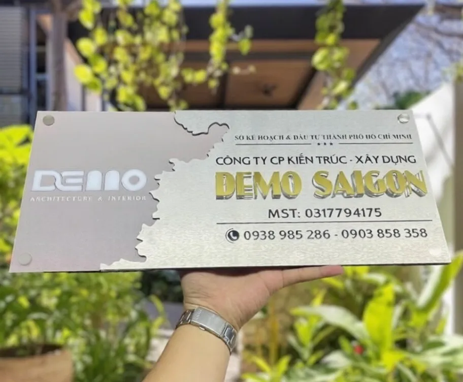 Bảng Hiệu Công Ty Inox 304 Bạc Xước Chữ Nổi 3D Vàng — Nhìn Tổng Thể bảng hiệu công ty inox 304 bạc xước chữ nổi 3D vàng xước ăn mòn kim loại