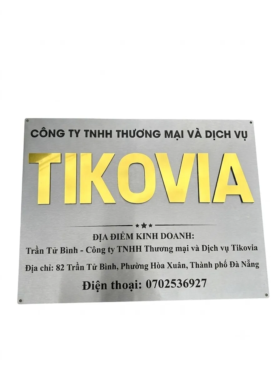 Bảng hiệu công ty inox xước bạc chữ nổi vàng gương – mặt trước chính diện Bảng hiệu công ty inox xước bạc chữ nổi 3D vàng gương chụp studio mặt trước chính diện