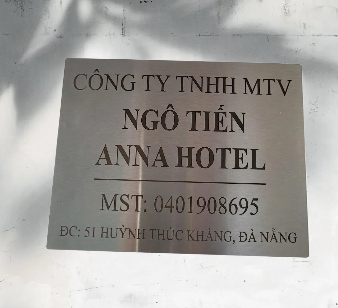 Bảng hiệu công ty inox bạc xước hoàn thiện, treo trên tường thực tế Bảng hiệu công ty inox bạc xước treo tường thực tế
