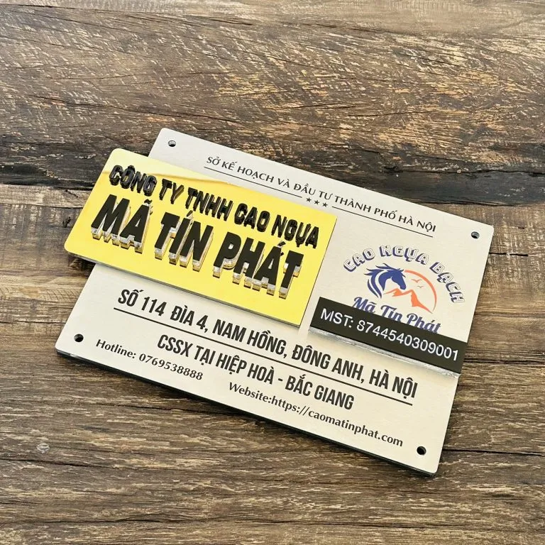 Bảng hiệu công ty inox 304 xước bạc khối vàng gương nổi cao logo ngựa bạch cầm tay phối cảnh vườn cây xanh