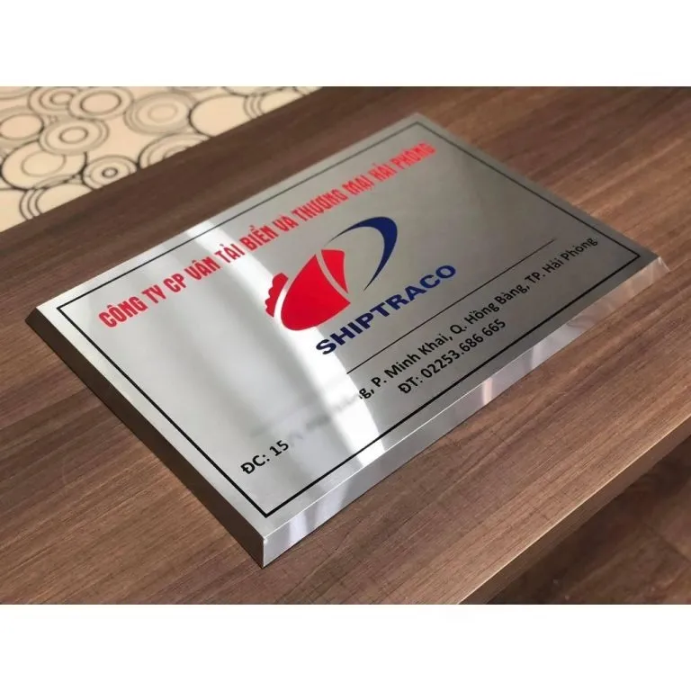 Bảng hiệu inox bóng gương in UV – phản chiếu ánh sáng phòng trên bàn bảng hiệu công ty inox bóng gương phản chiếu ánh sáng in UV full màu