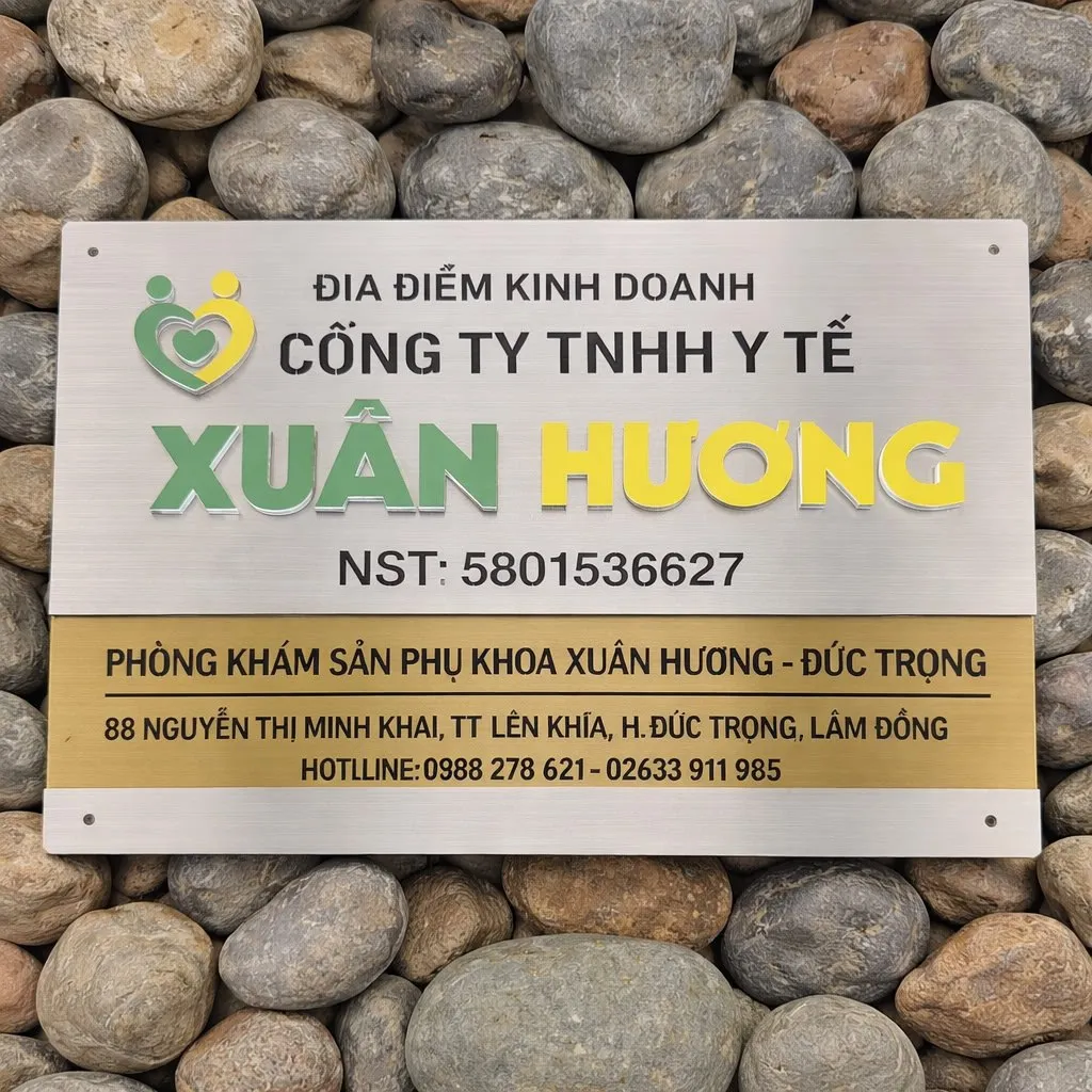 bảng hiệu inox 2 tông màu trắng xước trên vàng xước dưới phân vùng thông tin rõ ràng