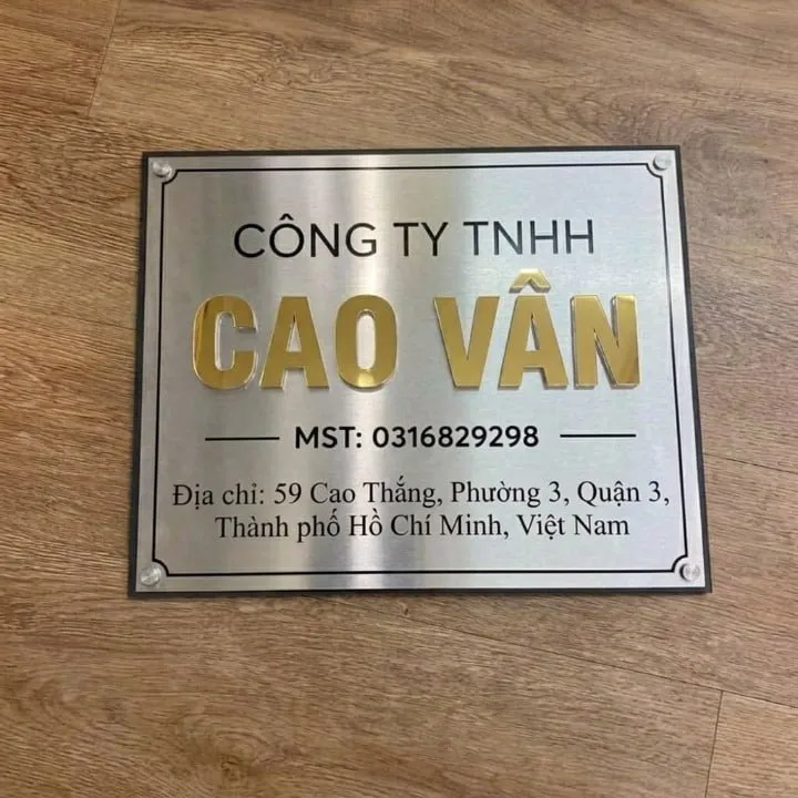 Bảng hiệu công ty inox chữ nổi vàng gương nền bạc xước – chính diện bảng hiệu công ty inox chữ nổi vàng gương nền trắng xước sang trọng