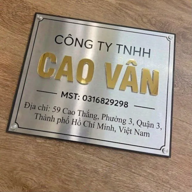 Bảng hiệu inox chữ nổi vàng gương – chiều sâu không gian góc nghiêng xa bảng hiệu công ty inox tương phản bạc xước vàng gương chữ nổi 3D chiều sâu