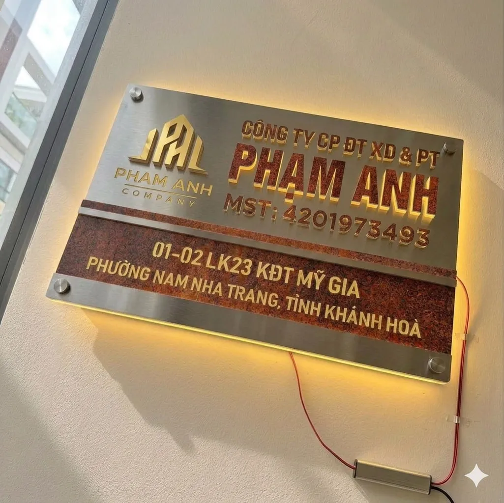 Bảng hiệu công ty inox giả đá LED halo vàng ấm chữ nổi 3D gắn tường văn phòng sáng ban đêm