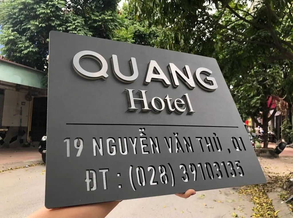Bảng hiệu công ty inox xám khói bạc xước trong bối cảnh thực tế Bảng hiệu công ty inox xám khói chữ bạc xước nổi 3D – phối cảnh thực tế ngoài trời