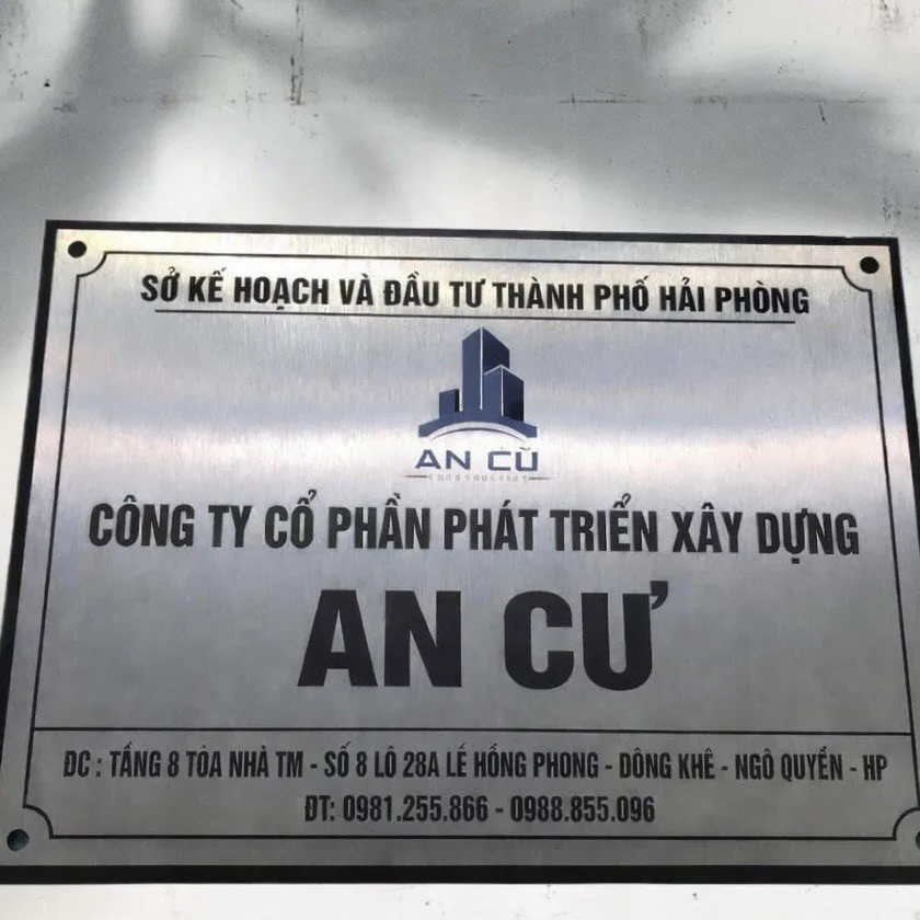 bảng tên công ty inox ăn mòn kim loại gắn tường trụ sở chính