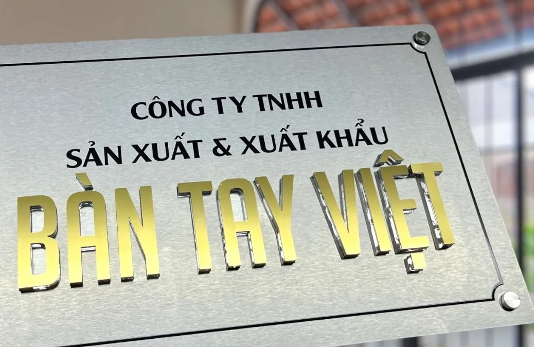 Bảng hiệu công ty chữ nổi 3D BÀN TAY VIỆT inox vàng gương gắn tường thực tế, góc chụp nghiêng 45 độ