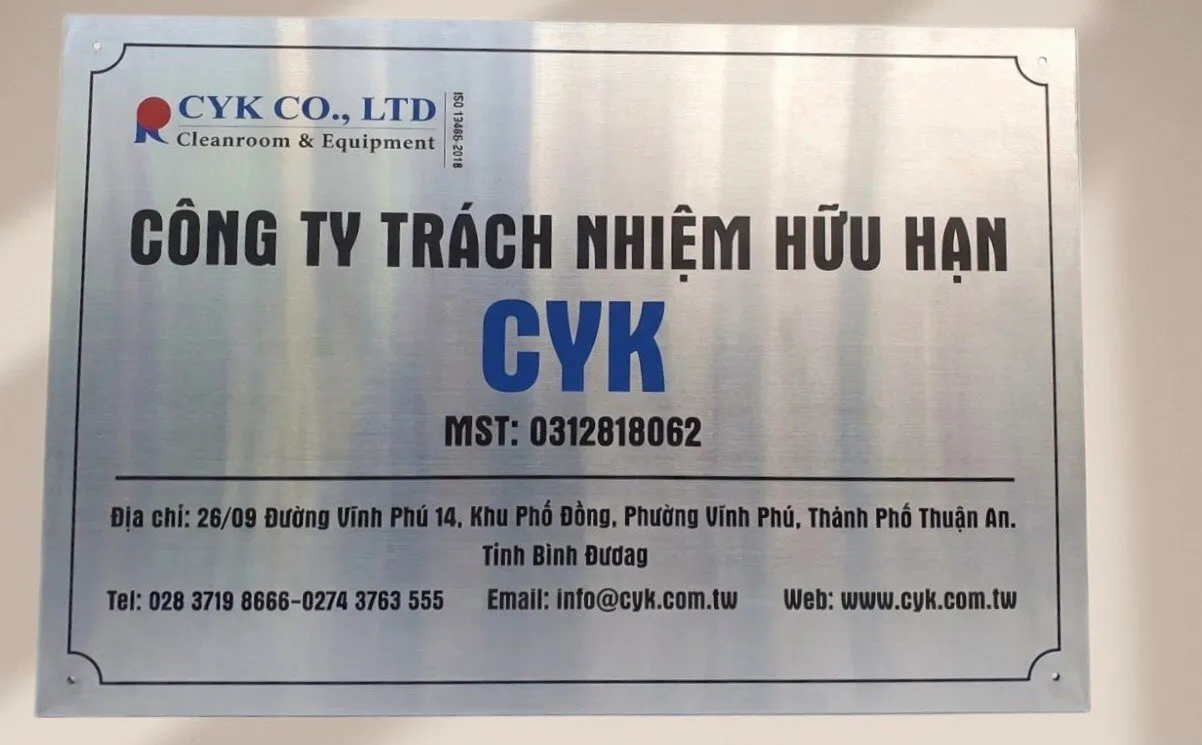 Bảng hiệu công ty inox trắng xước in UV đa màu khung cổ điển – chính diện bảng hiệu công ty inox trắng xước in UV đa màu logo khung viền cổ điển