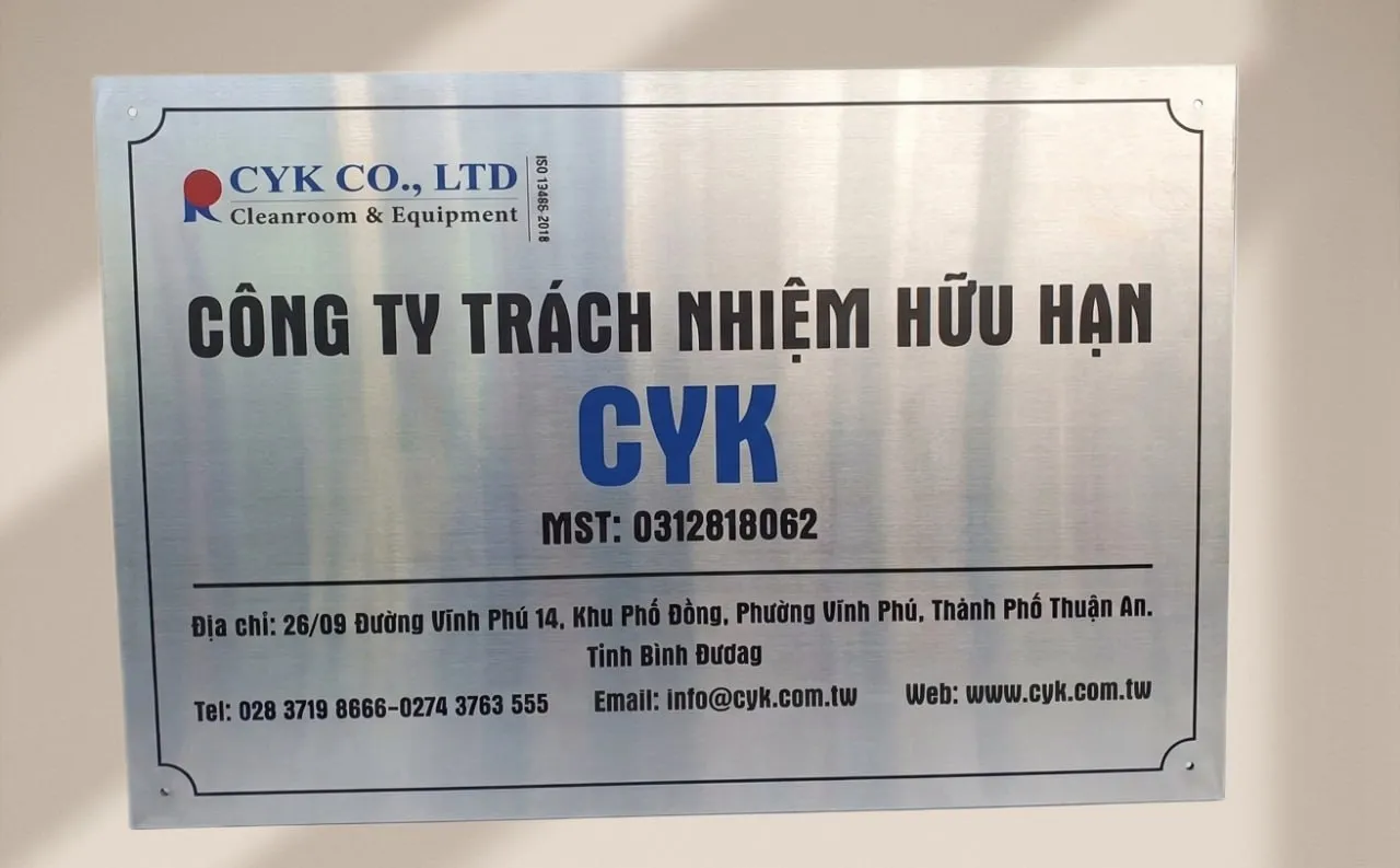 Toàn cảnh bảng hiệu inox trắng xước in UV khung viền cổ điển bo góc bảng tên công ty inox trắng xước in UV đa màu khung viền cổ điển toàn cảnh