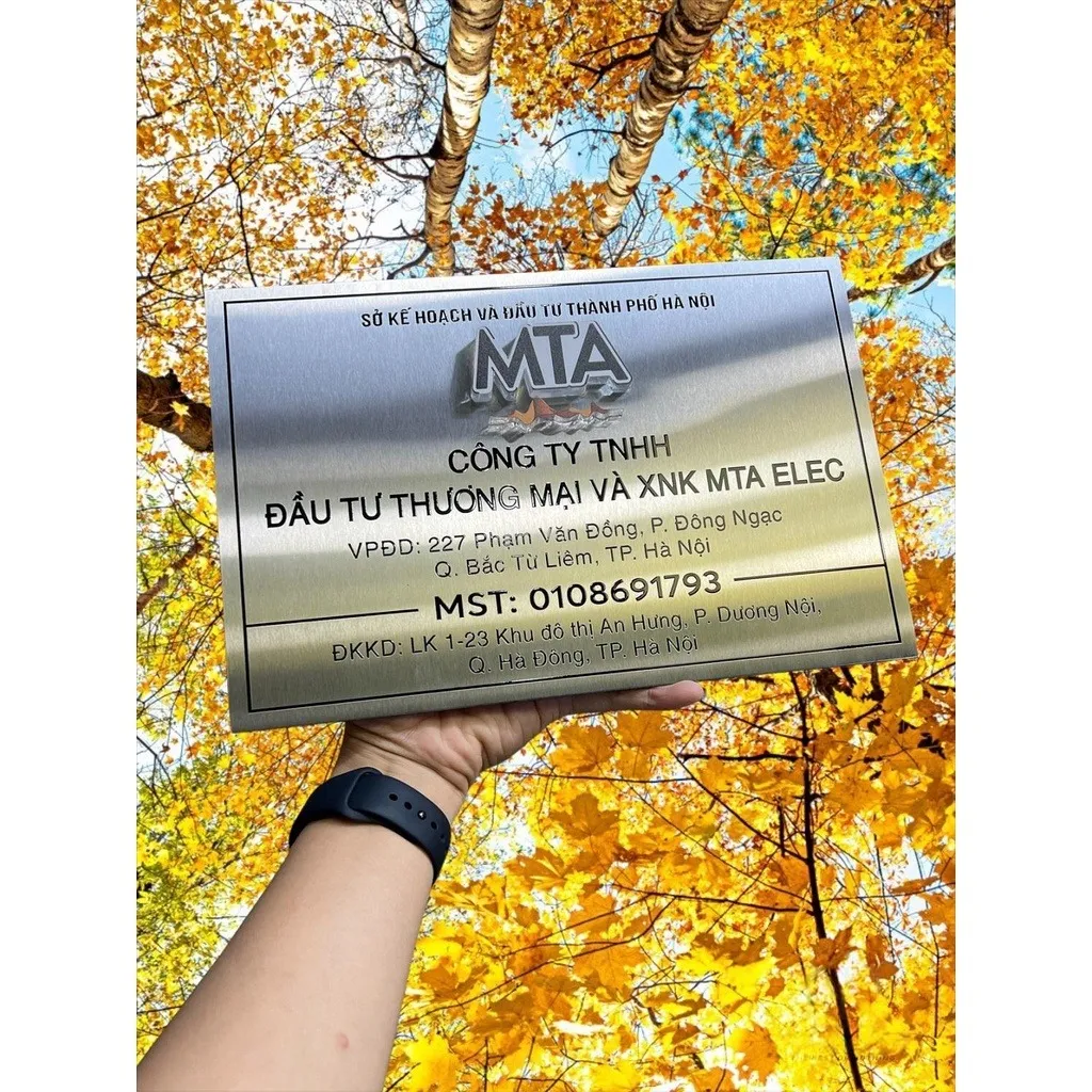 Mặt trước bảng hiệu công ty inox trắng xước in UV màu sắc tùy chỉnh, logo MTA, nội dung đầy đủ VPĐD và ĐKKD, khung viền chìm