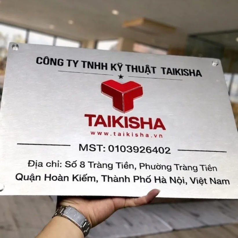 Bảng hiệu inox trắng xước logo nổi 3D – toàn cảnh trong văn phòng hiện đại bảng tên công ty inox trắng xước logo 3D ăn mòn kim loại phong cách hiện đại