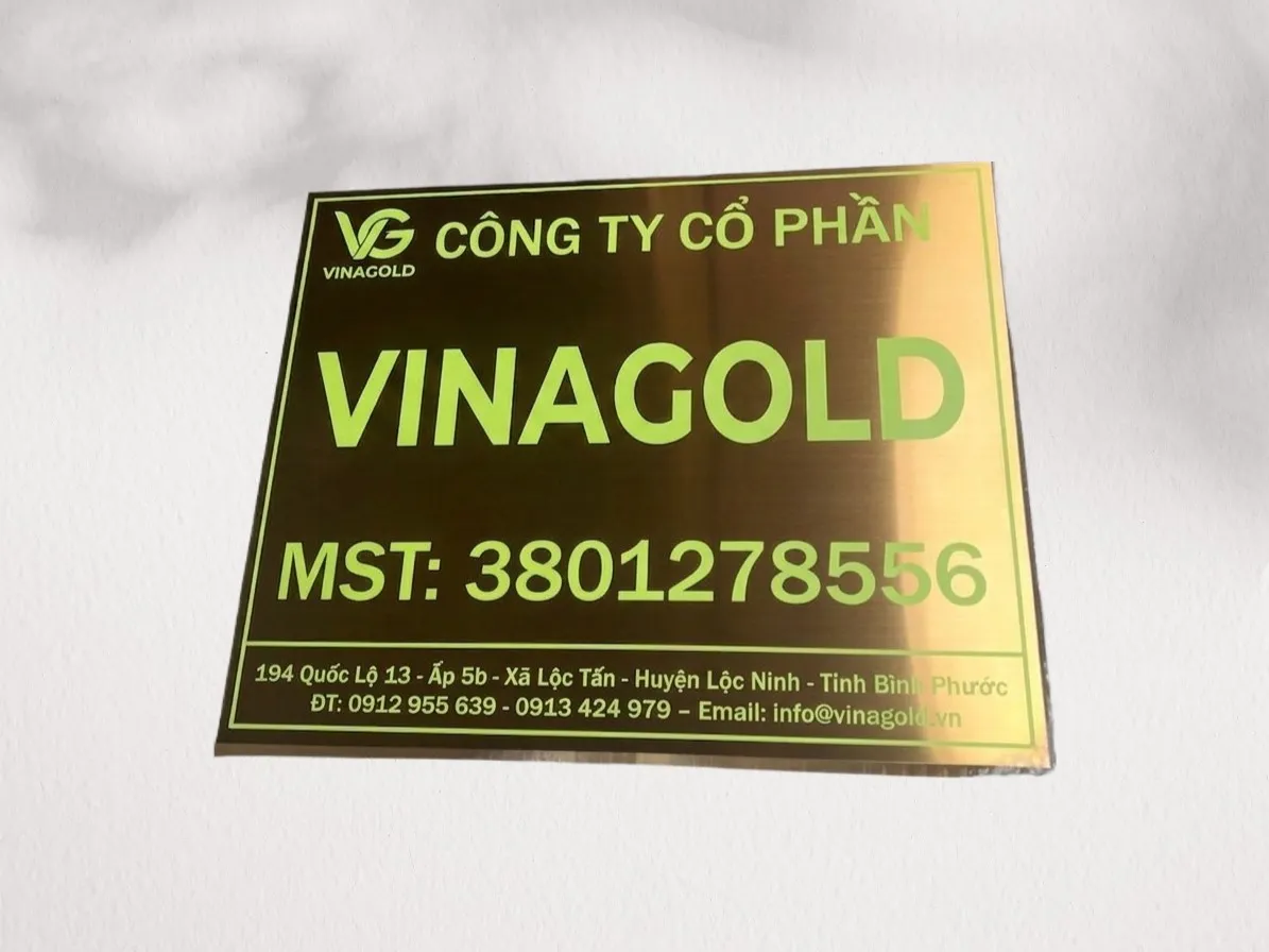 Bảng hiệu công ty inox vàng đồng xước in UV xanh lá – Bảng Hiệu Vàng bảng hiệu công ty inox vàng đồng xước chữ xanh lá in UV công nghệ cao