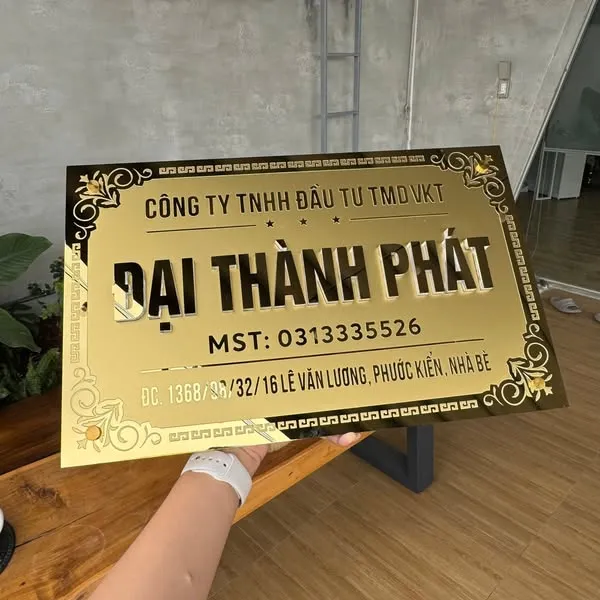 bảng hiệu công ty inox vàng gương chữ nổi hoa văn cổ điển tổng thể