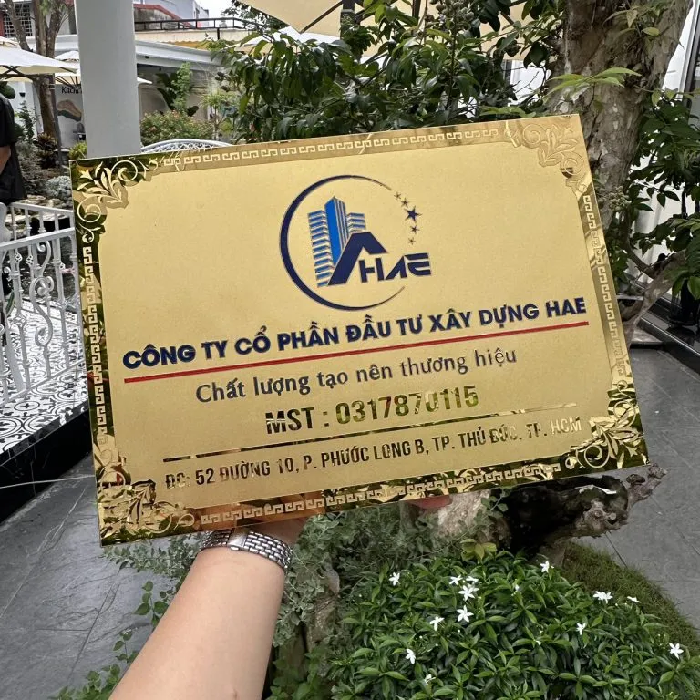 bảng hiệu công ty inox vàng gương khắc CNC logo màu hoa văn cổ điển tổng thể ngoài trời