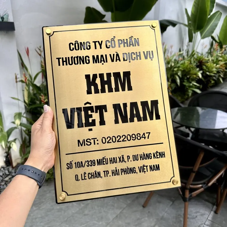 bảng hiệu công ty inox vàng xước khắc ăn mòn sơn tĩnh điện đen tổng thể