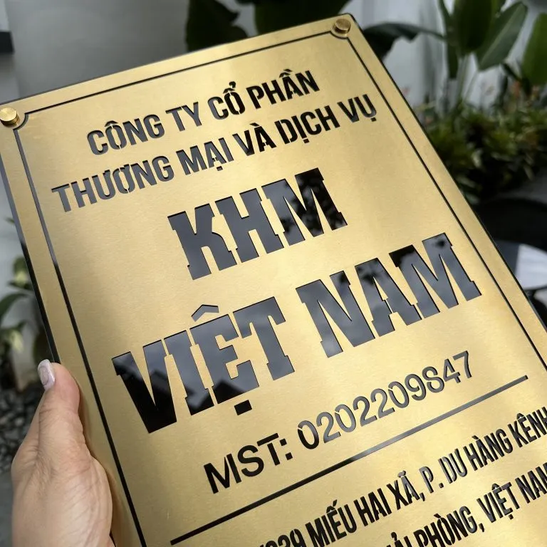 bảng hiệu công ty inox vàng ăn mòn chữ khắc chìm vào kim loại góc nghiêng