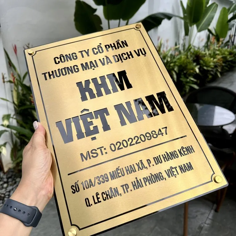 bảng hiệu công ty inox vàng xước nền đế đen tạo viền tương phản