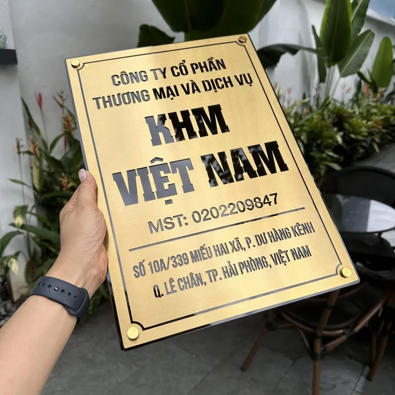 bảng hiệu công ty inox vàng xước bề mặt brushed gold matte sang trọng