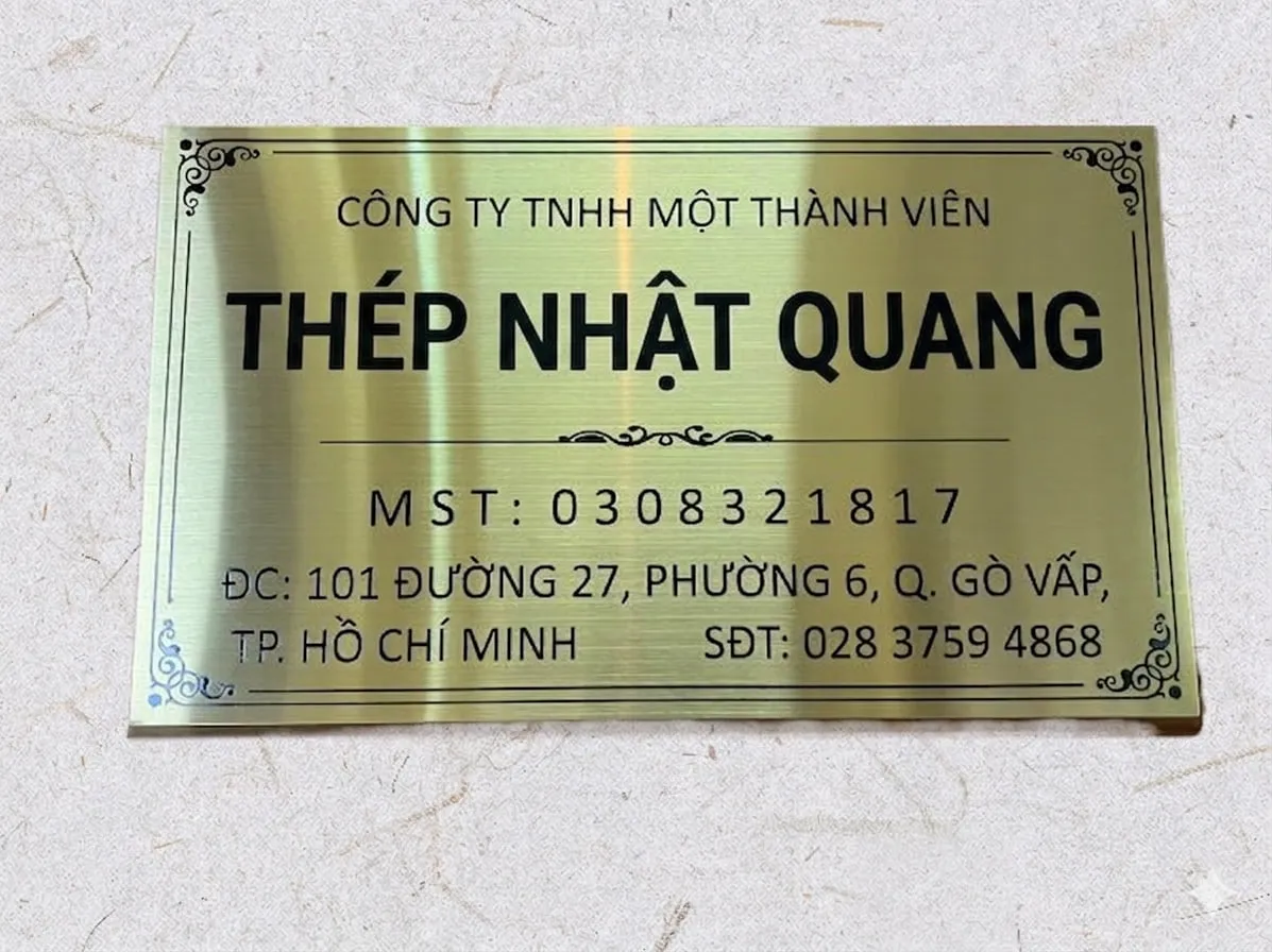 bảng hiệu công ty inox vàng xước ăn mòn kim loại hoa văn cổ điển