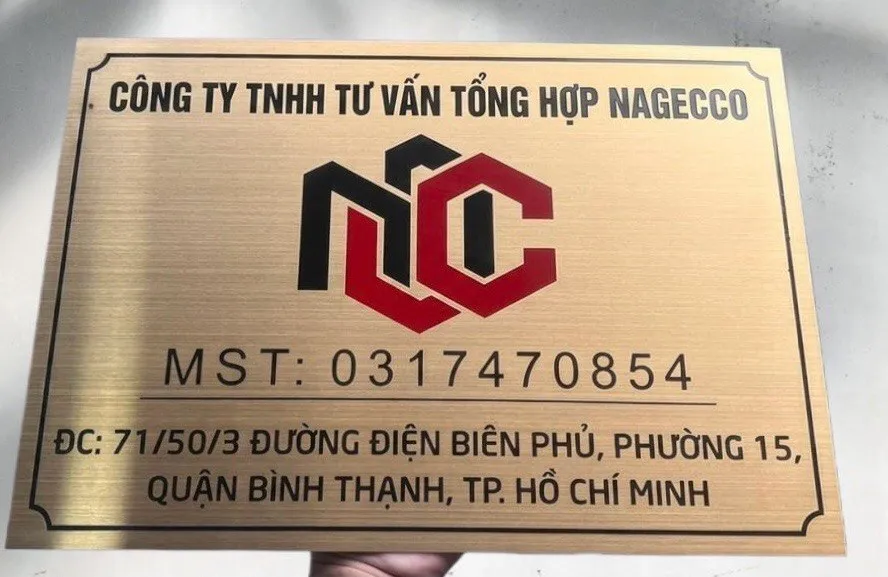 Bảng hiệu công ty inox vàng xước khắc chữ ăn mòn kim loại sơn tĩnh điện khung viền sang trọng
