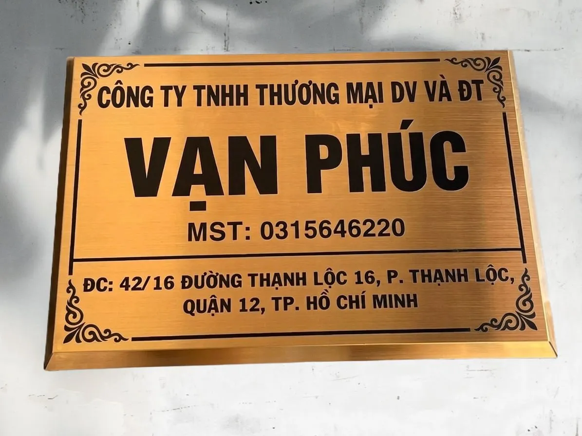 Bảng hiệu công ty inox 304 vàng xước chữ khắc ăn mòn sơn đen – mặt trước tổng thể Bảng hiệu công ty inox vàng xước chữ ăn mòn sơn tĩnh điện đen cạnh vác 45 độ