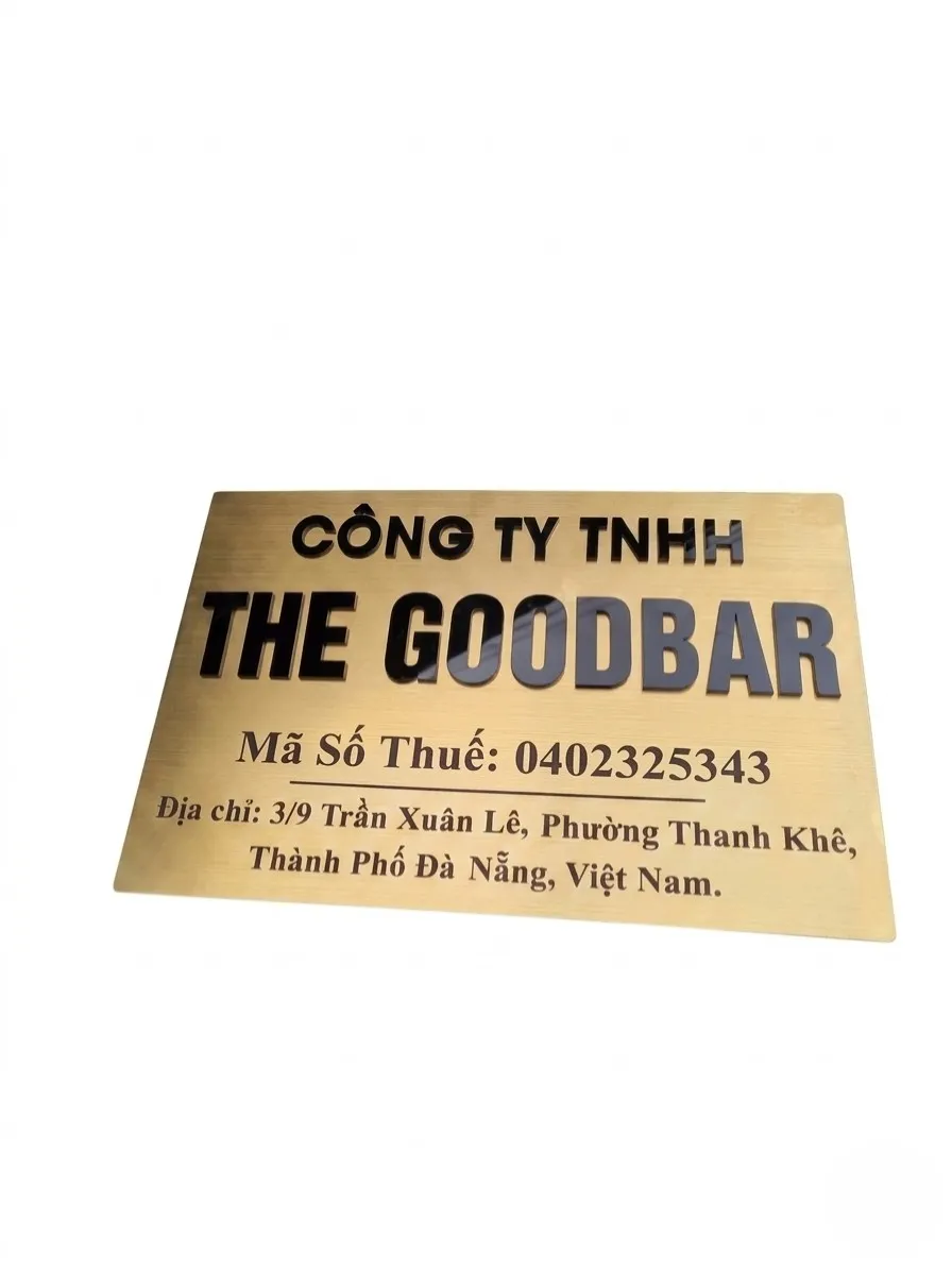 Bảng hiệu công ty chữ nổi 3D đen trên nền vàng xước chụp studio