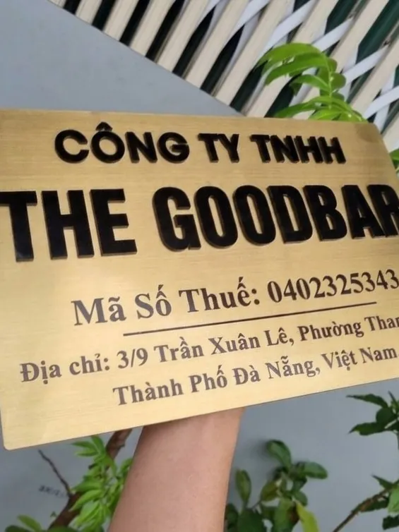 Cận cảnh chữ nổi 3D trên bảng hiệu công ty inox vàng xước