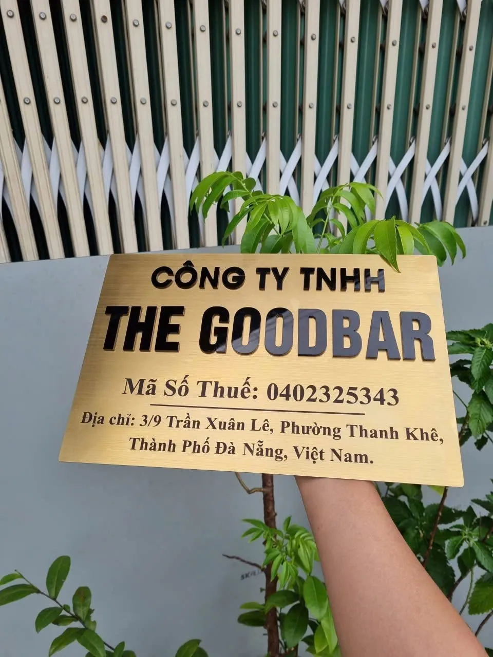 Bảng hiệu công ty inox vàng xước chữ nổi 3D treo ngoài trời