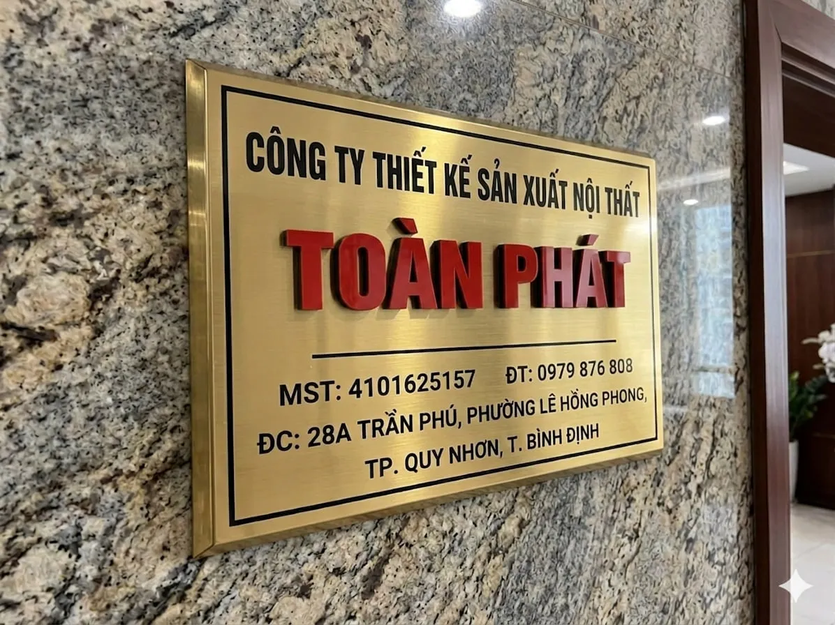 Bảng hiệu inox vàng xước nhìn góc nghiêng 45 độ tại văn phòng Bảng hiệu công ty inox vàng xước chữ nổi 3D nhìn góc nghiêng tại văn phòng thực tế