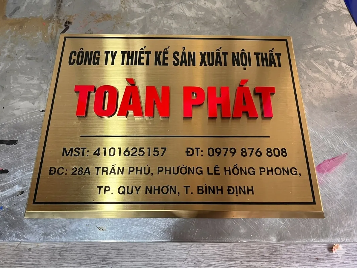 Bảng hiệu công ty inox vàng xước chữ nổi 3D – mặt trước tổng thể Bảng hiệu công ty inox vàng xước chữ nổi 3D sơn tĩnh điện cạnh vác chéo