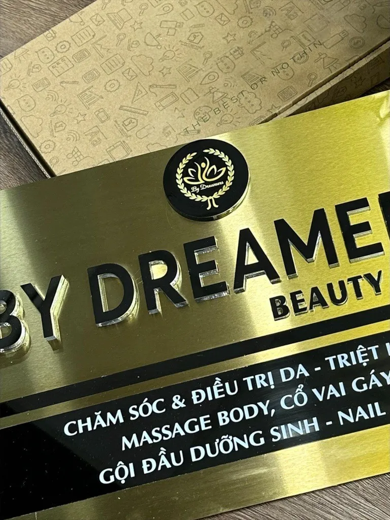Logo công ty dựng khối 3D độc lập trên bảng hiệu inox vàng xước Logo nổi 3D trên bảng hiệu công ty inox vàng xước – chi tiết phù hiệu