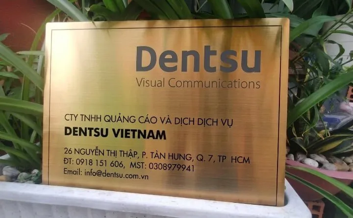 bảng hiệu công ty inox vàng xước phối cảnh thực tế ngoài trời bảng hiệu vàng