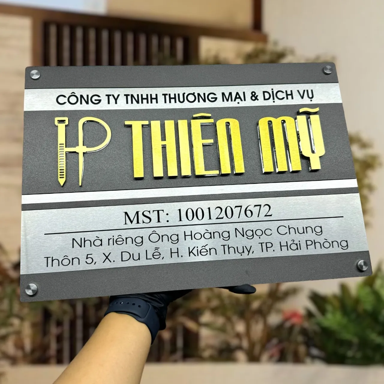 Bảng hiệu công ty inox xám khói chữ nổi 3D có logo – mặt trước tổng thể Bảng hiệu công ty TNHH thương mại dịch vụ inox xám khói chữ nổi 3D vàng có logo và mã số thuế