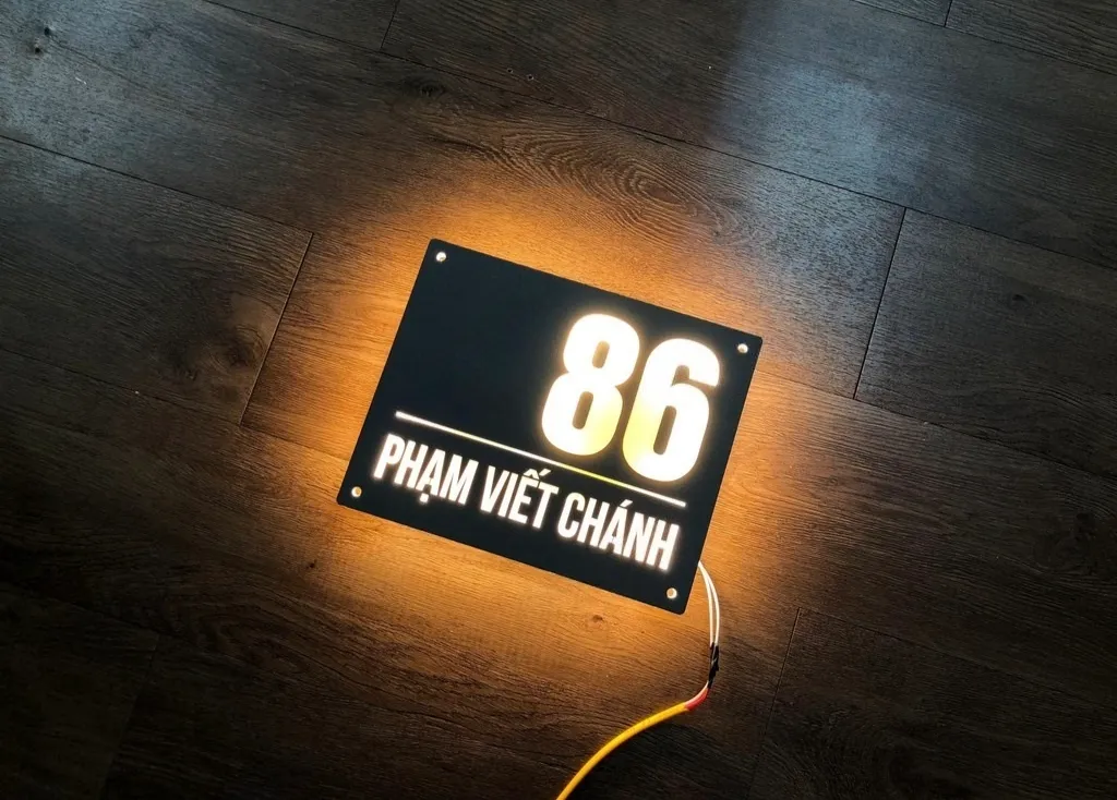 Bảng số nhà 3D mica hút LED nền xám titan nhìn mặt trước cầm tay – Bảng Hiệu Vàng Bảng số nhà 3D số mica hút LED backlit nền xám titan sơn tĩnh điện mặt trước cầm tay