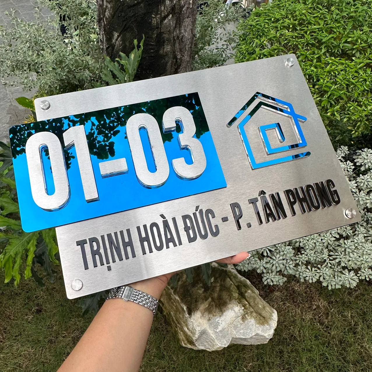 Bảng số nhà inox xanh gương cầm tay phối cảnh thực tế ngoài trời Bảng số nhà inox 3D nền xanh gương Bảng Hiệu Vàng phối cảnh thực tế ngoài trời