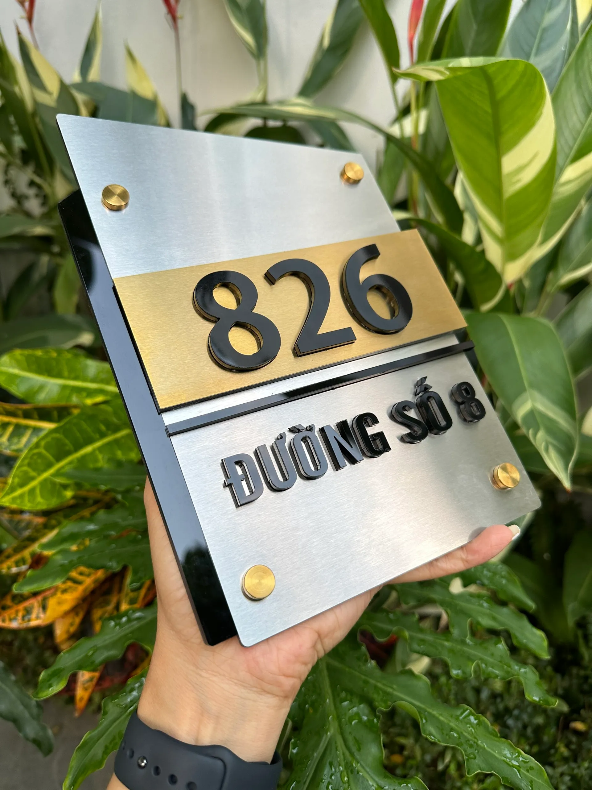 Bảng số nhà inox bạc vàng – góc nghiêng trái thấy 3 lớp inox ghép chồng tạo chiều sâu Bảng số nhà inox bạc vàng chữ đen nổi 3D nhìn từ góc nghiêng trái – thấy rõ 3 lớp ghép chồng chiều sâu