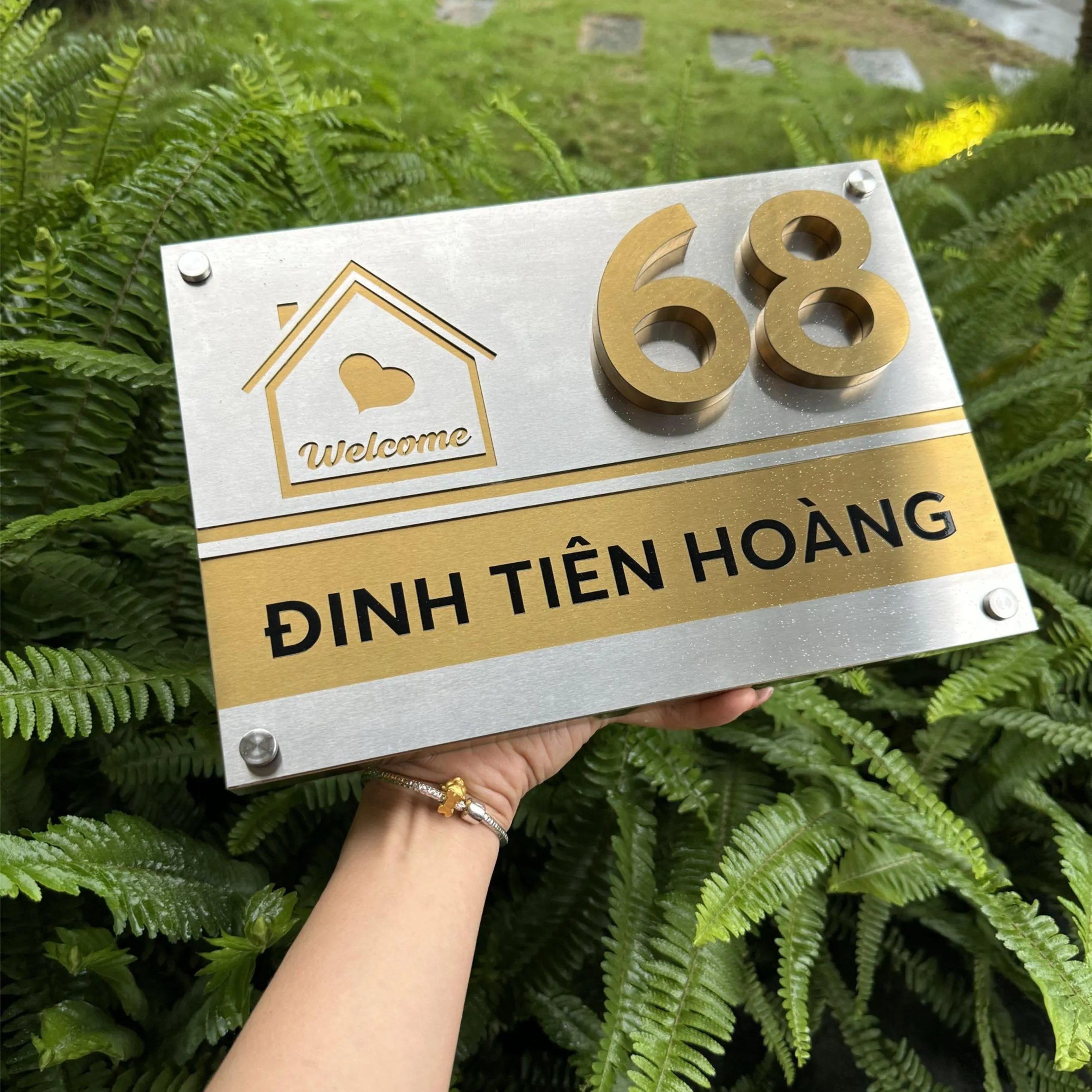 Bảng số nhà inox bạc vàng lắp đặt ngoài trời – chịu mưa nắng, không bị ố màu Bảng số nhà inox bạc vàng chụp ngoài trời trong điều kiện ánh sáng tự nhiên – bền bỉ chịu thời tiết nhiệt đới