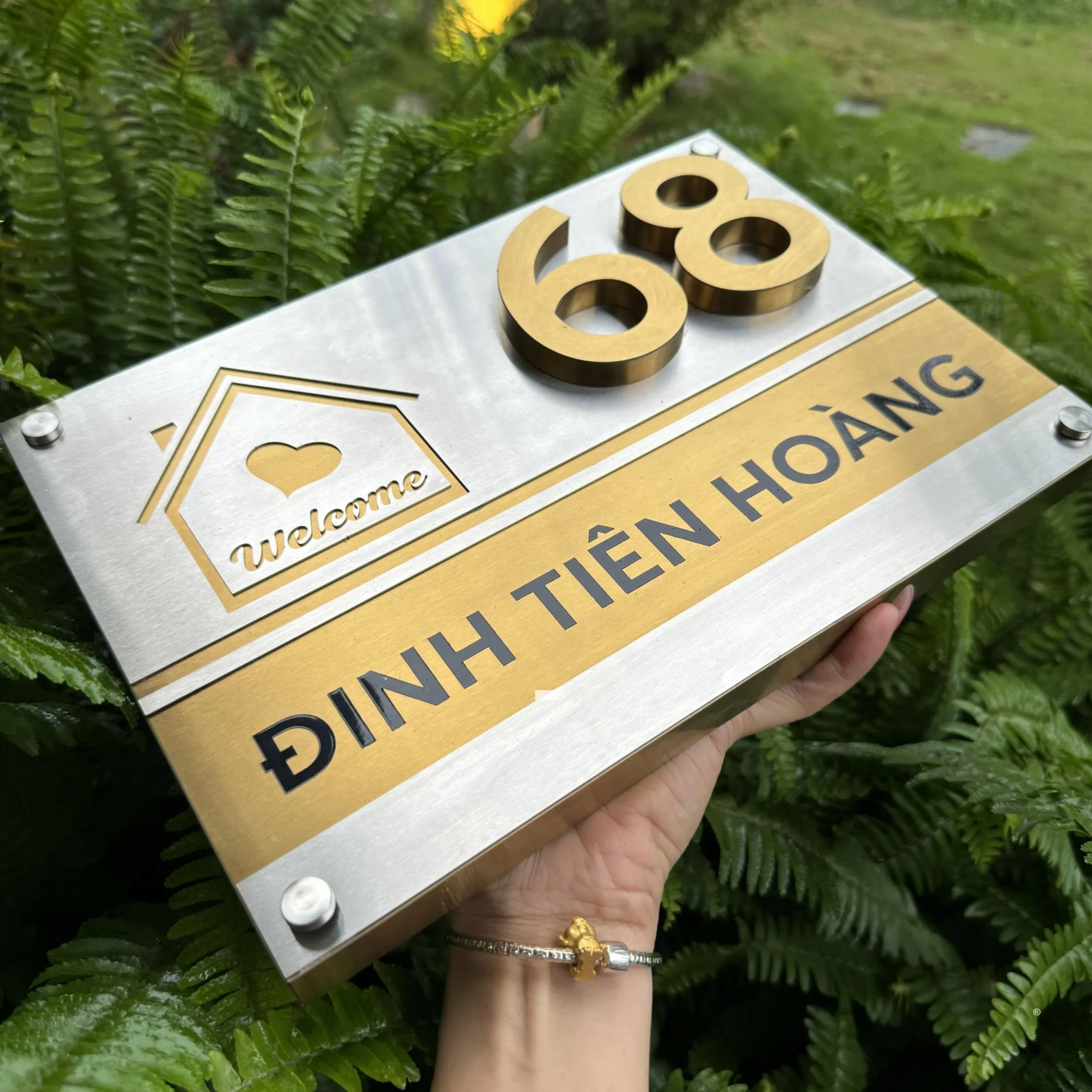 Cận cảnh chữ số inox vàng xước nổi 3D cao 10mm – sắc nét, chắc chắn Cận cảnh chữ số nổi 3D inox vàng xước cao 10mm trên bảng số nhà inox hiện đại – chi tiết kỹ thuật sắc nét