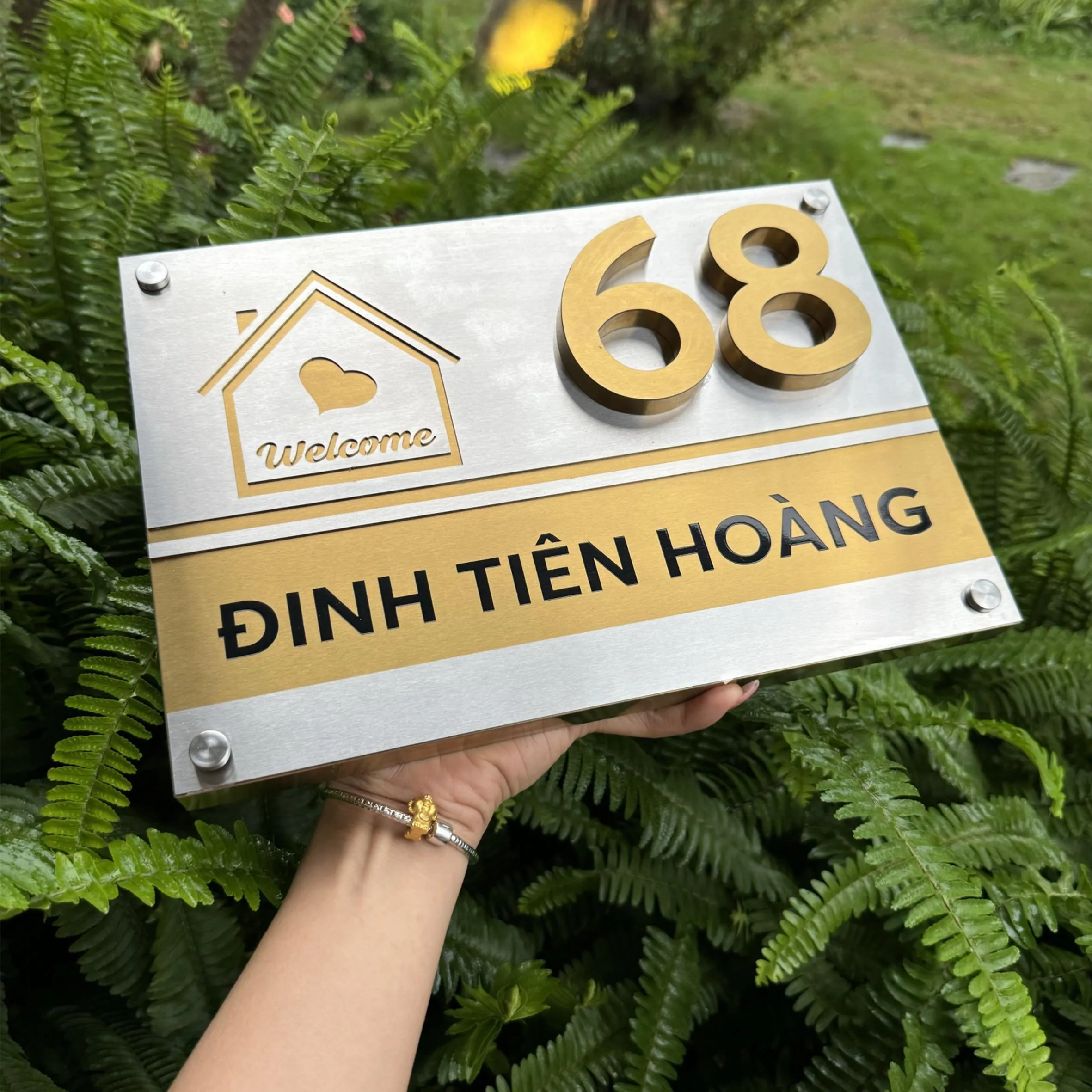 Cách vệ sinh bảng số nhà inox bạc vàng – bề mặt dễ lau chùi, không bám bẩn Hướng dẫn vệ sinh bảng số nhà inox bạc vàng chữ nổi – bề mặt inox xước dễ lau sạch bằng khăn ẩm