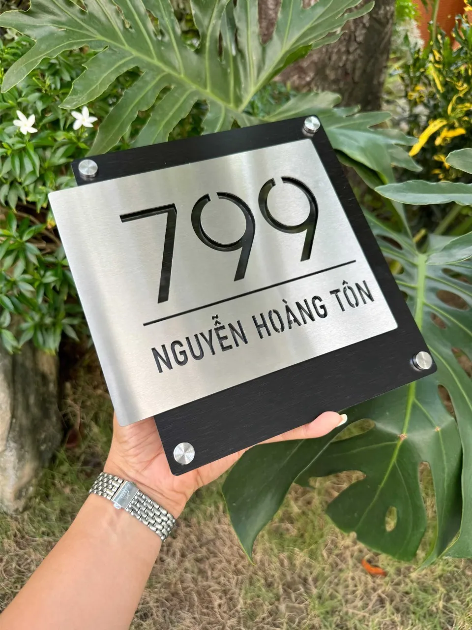 Bảng số nhà inox cắt xuyên thấu — góc nghiêng sâu thấy toàn bộ chi tiết Bảng số nhà inox bạc xước cắt CNC xuyên thấu số 799 cầm tay nhìn nghiêng sâu