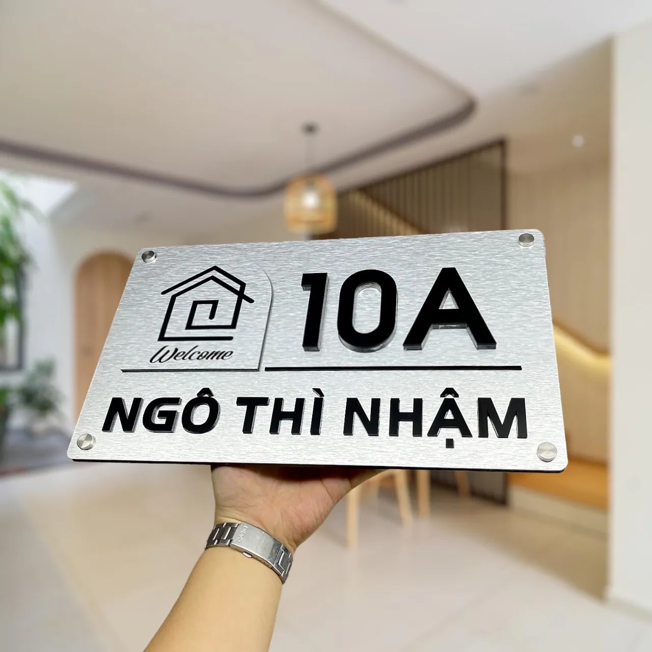 Bảng số nhà inox bạc xước — góc nghiêng thấy rõ độ nổi khối của chữ đen bóng Bảng số nhà inox chữ nổi 3D đen bóng số 10A cầm tay nhìn góc nghiêng