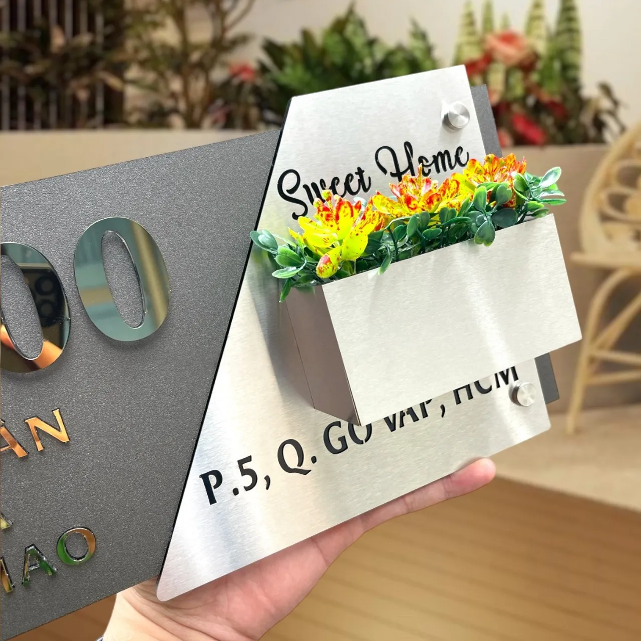 Bảng số nhà inox có chậu cây – chi tiết hộp cây inox tích hợp và chữ Sweet Home Bảng số nhà inox có chậu cây – cận cảnh hộp trồng cây tích hợp chữ Sweet Home và hoa trang trí