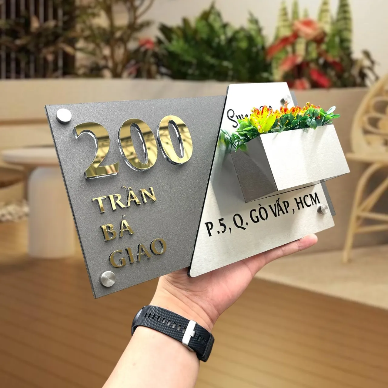 Bảng số nhà inox có chậu cây – góc nghiêng thấy bộ đôi 2 tấm ghép lệch chiều sâu 3D Bảng số nhà inox có chậu cây nhìn từ góc nghiêng – thấy rõ 2 tấm ghép lệch tạo chiều sâu 3D