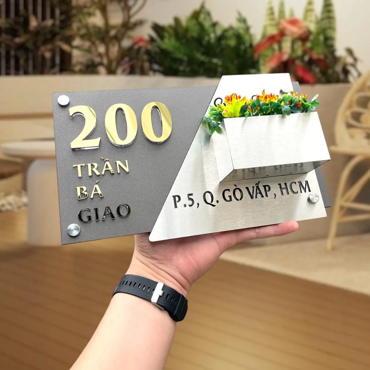 Bảng số nhà inox có chậu cây – hình ảnh tổng thể bộ đôi với số nhà dài nhiều chữ số Bảng số nhà inox có chậu cây bộ đôi – góc tổng thể thấy số nhà nhiều chữ số và hộp cây đầy đủ