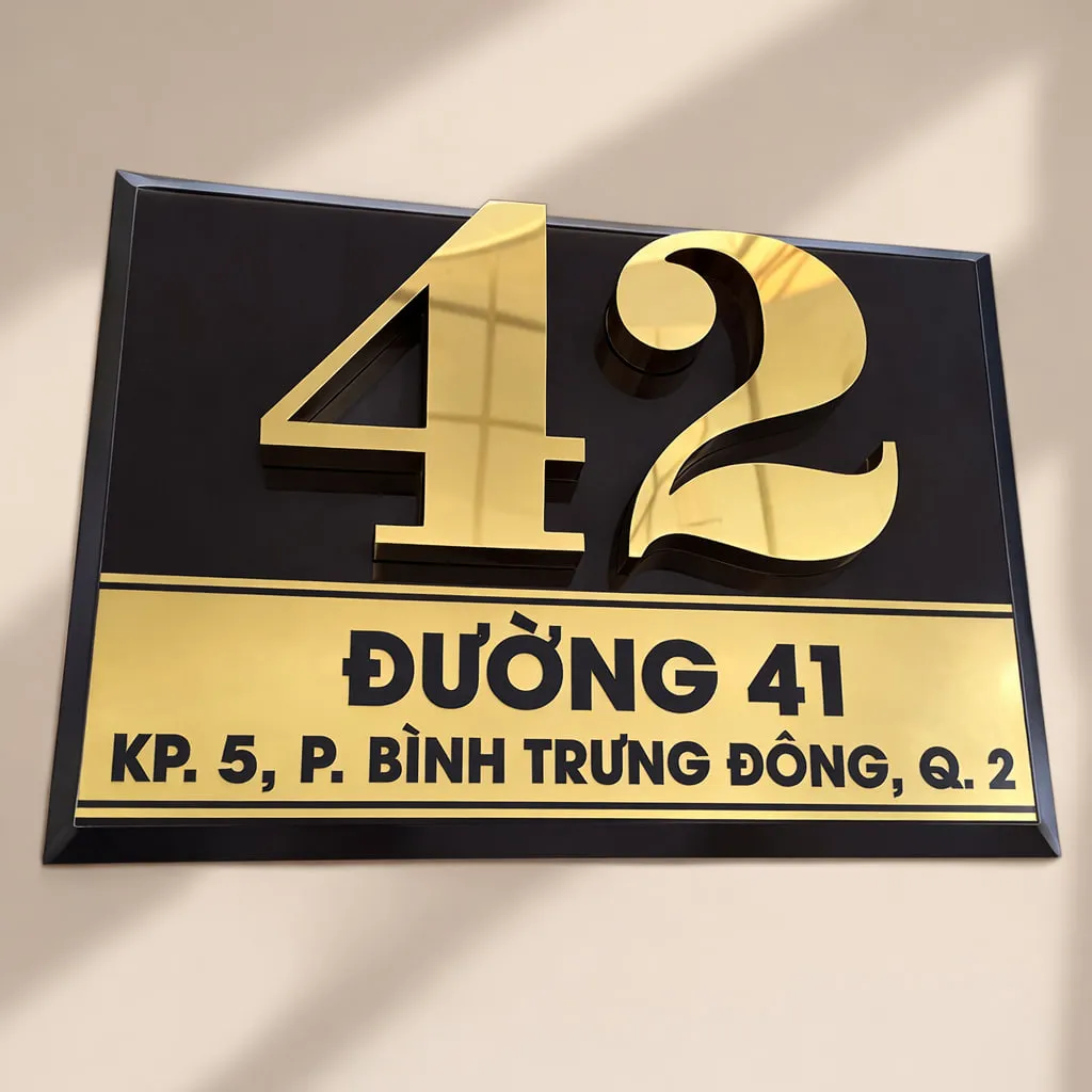 Bảng số nhà inox nền đen sơn tĩnh điện chữ vàng nổi 3D cạnh vát Bảng số nhà nền đen bóng chữ vàng gương nổi 3D – mặt trước sản phẩm hoàn chỉnh