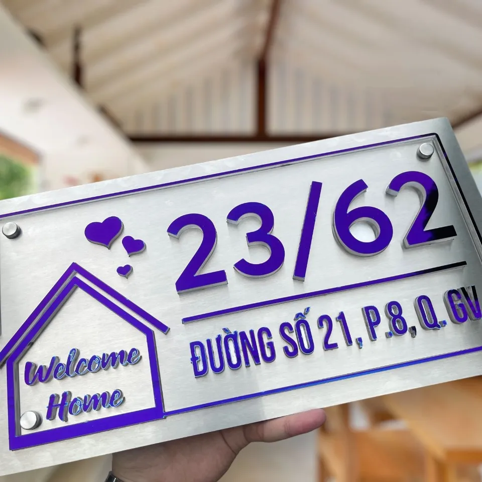 Cận cảnh chữ số nổi 3D inox sơn tĩnh điện màu tím có đèn LED backlight – sắc nét, màu sắc tươi rực Cận cảnh chữ số nổi 3D inox 304 sơn tĩnh điện tím đèn LED backlight trên bảng số nhà inox xước trắng