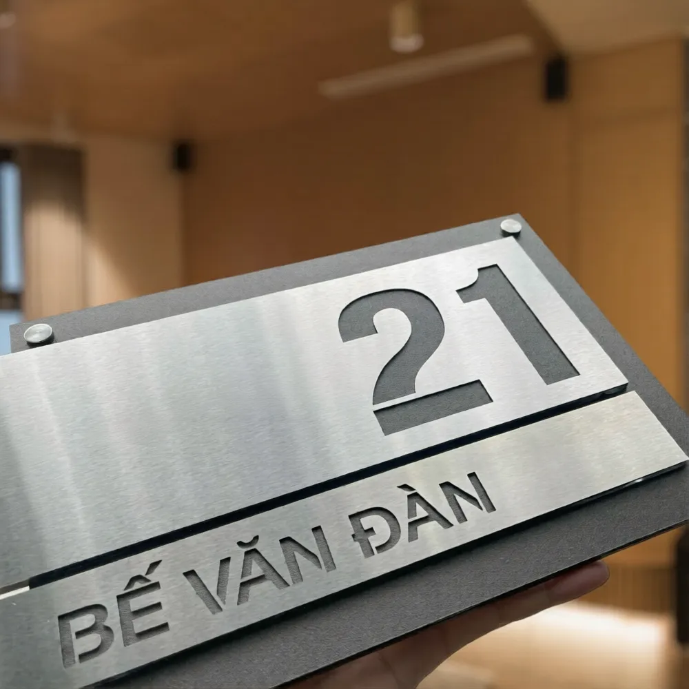 Chi tiết cắt xuyên CNC số nhà trên tấm inox bạc nổi trên nền đen – bảng số nhà Bảng Hiệu Vàng